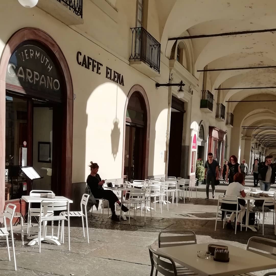 Un dehors protetto con una vista unica sulla piazza @ Caffè Elena