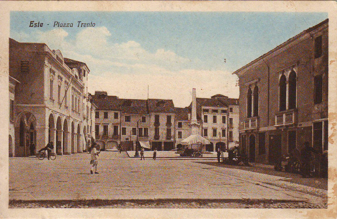 La piazza in cartolina @ Piazza Trento Piazza Trieste