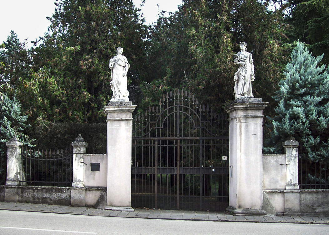 Il cancello che inquadra il viale e la villa @ Villa Manin