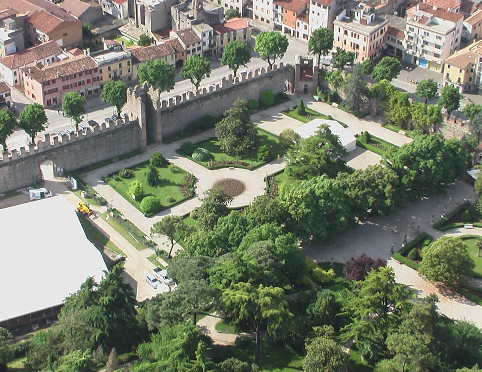 Il Comune: scavi e giardini pubblici @ Parco Castello Carrarese