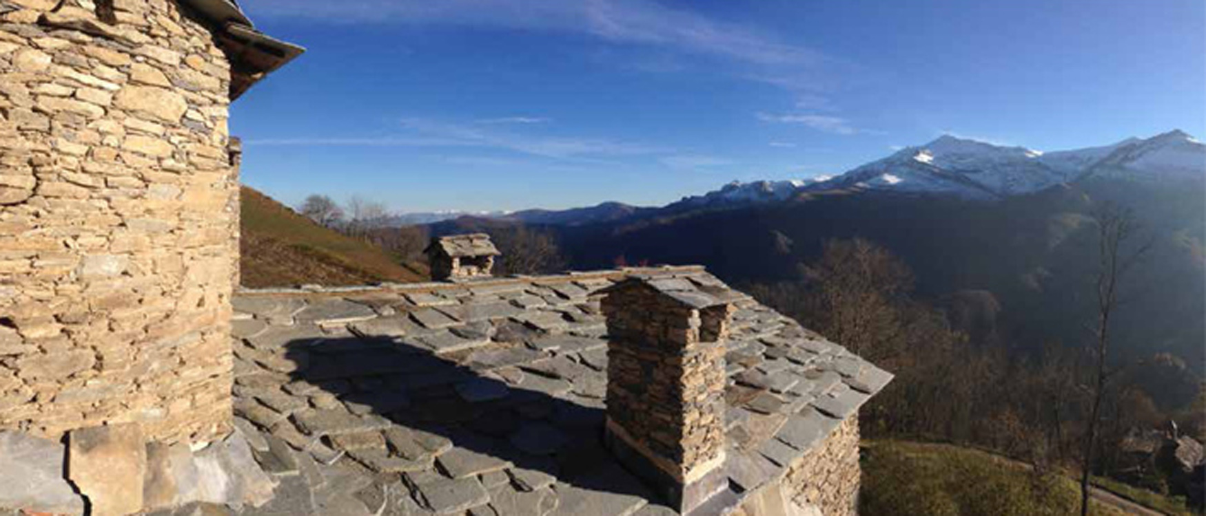 II tetti e il panorama @ Campofei: incontro tra tradizione e innovazione. Castelmagno (CN)