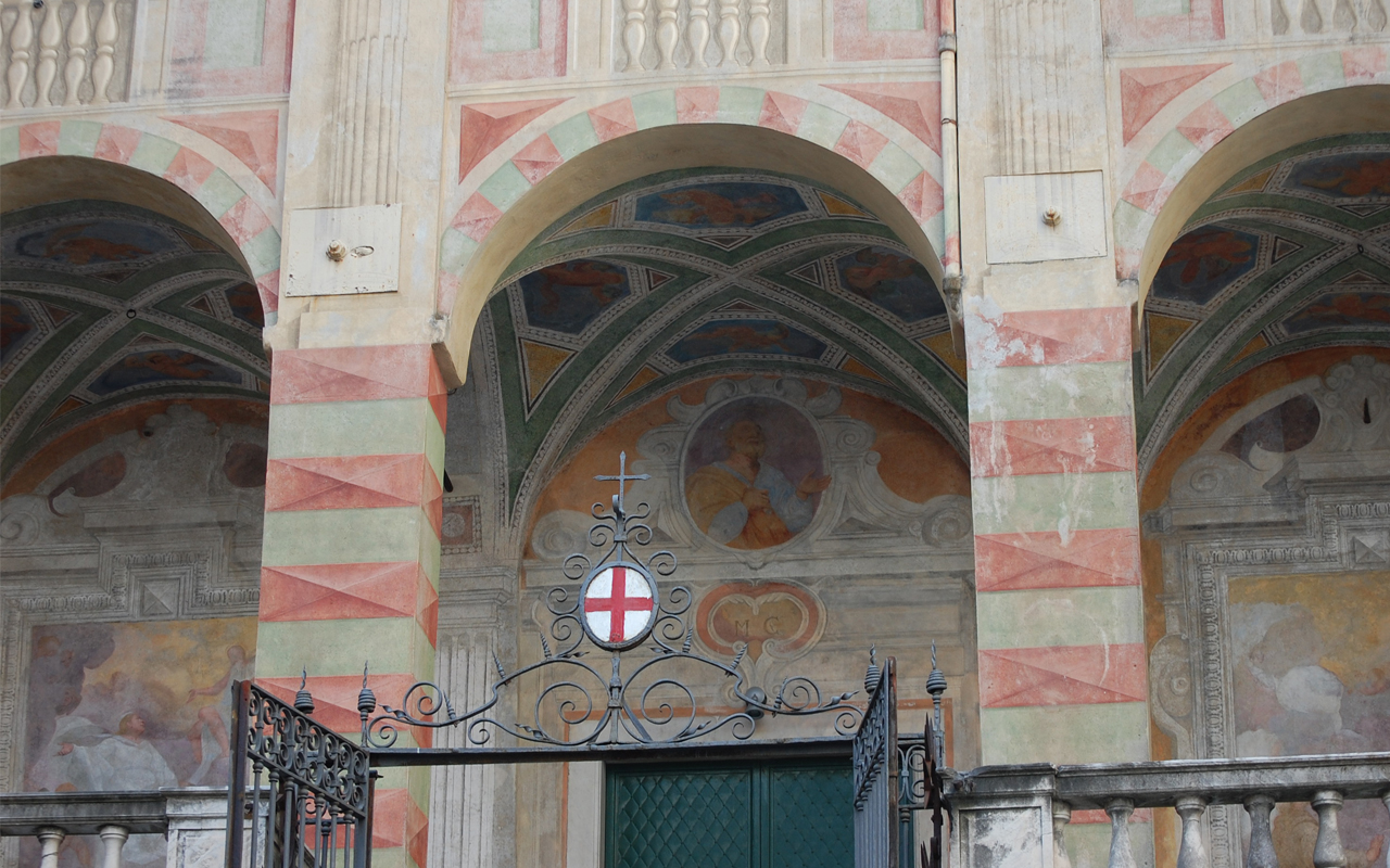 La decorazione esterna @ Chiesa di San Pietro in Banchi