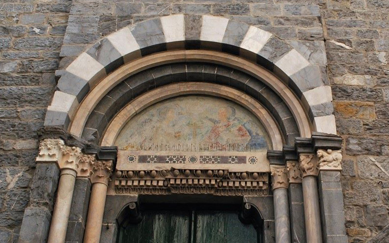 Un pezzo romano sulla porta @ Chiesa dei Santi Cosma e Damiano