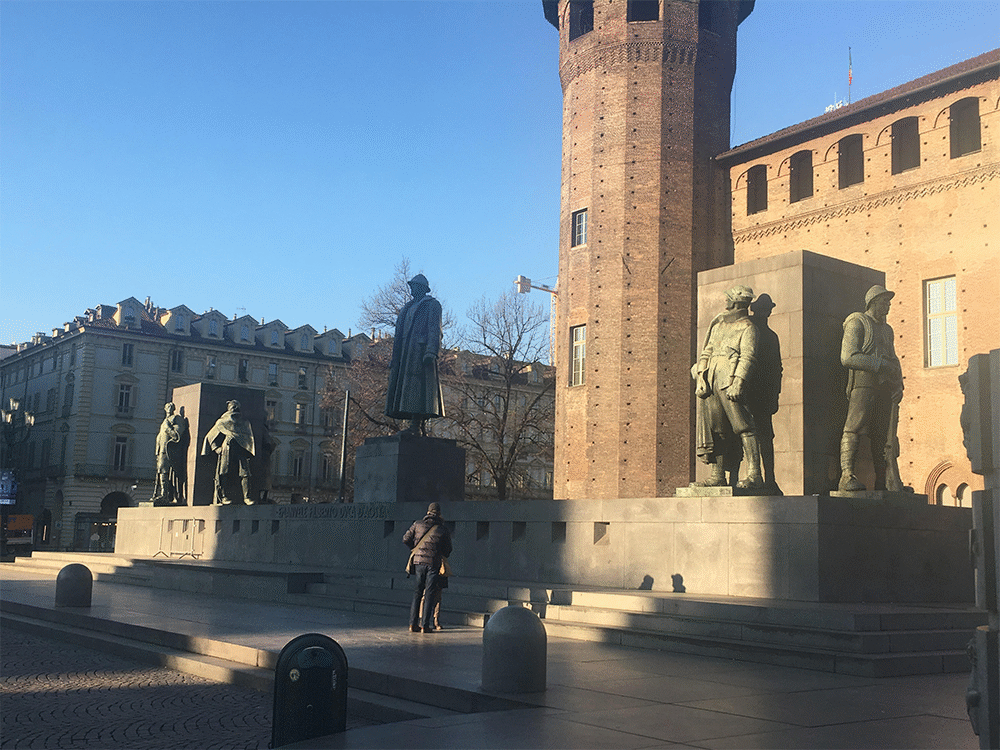 Il monumento espressionista @ Piazza Castello