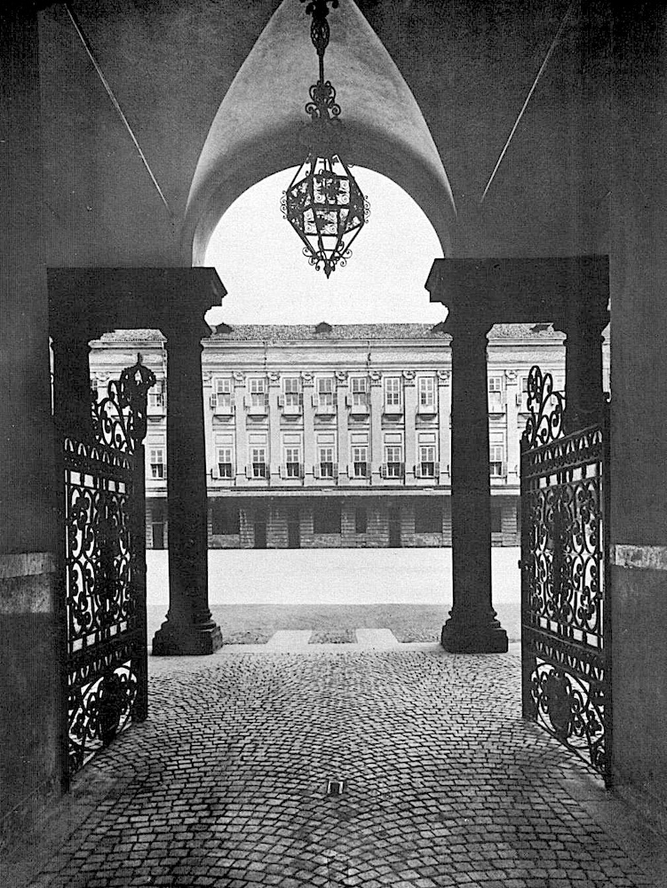 Un ingresso nobile e severo @ L' Accademia Reale