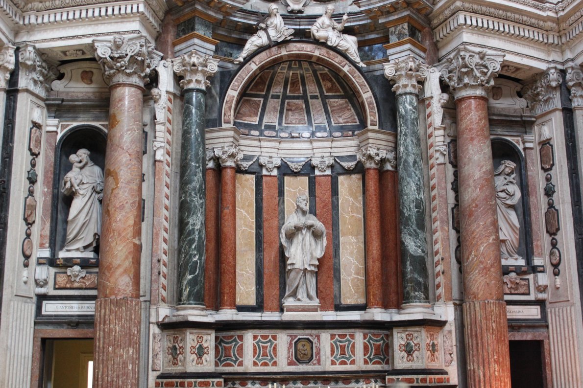Gemme di marmo @ Chiesa di San Lorenzo