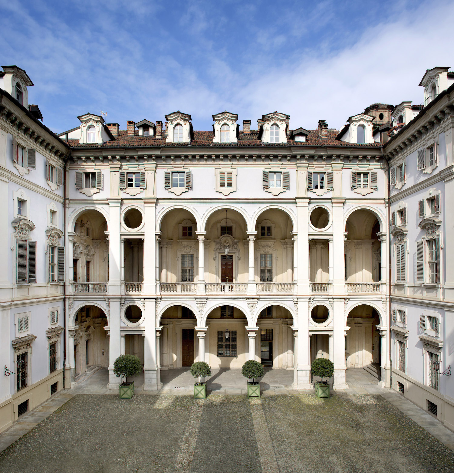Il cortile tra loggiati, gallerie e colonne @ Palazzo Saluzzo Paesana
