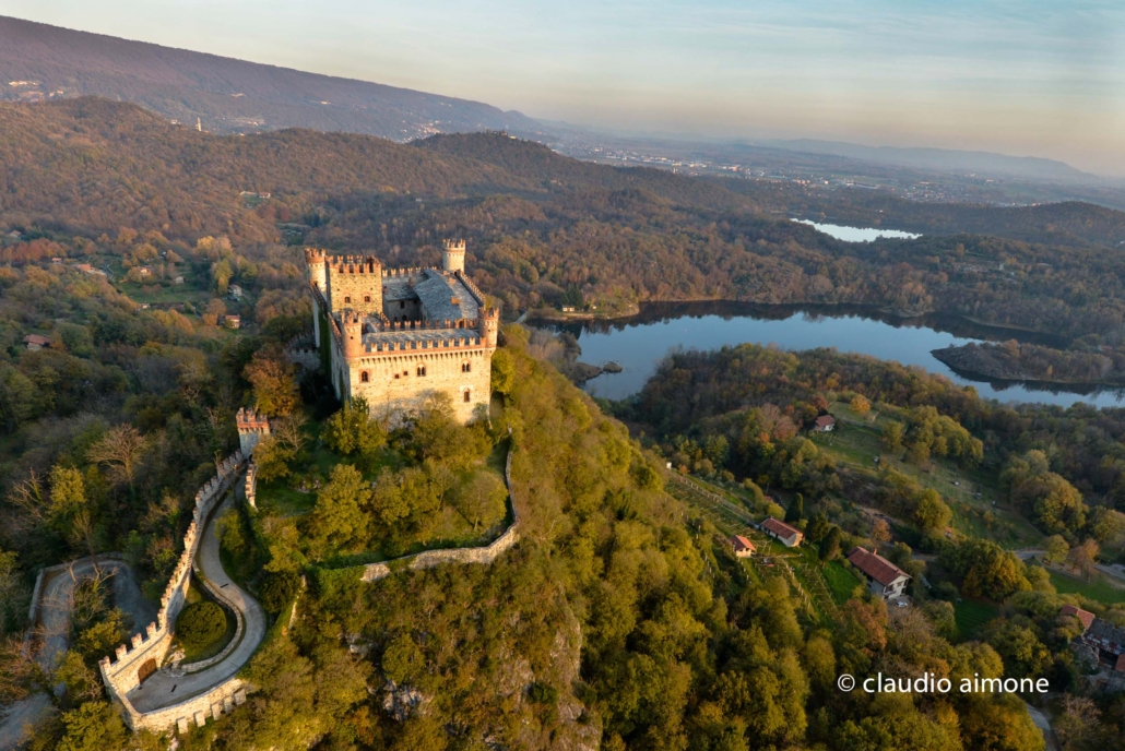 Il castello si rispecchia nel lago e domina la piana @ Castello di Montalto Dora