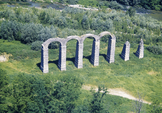 I piloni in pietra, alti 15 metri @ Acquedotto romano di Acqui Terme