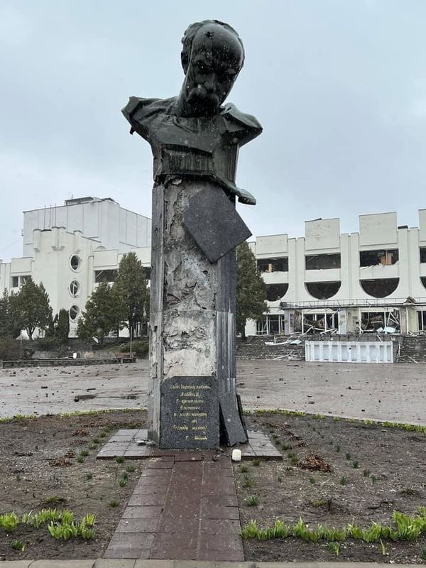 I danni dei bombardamenti @ Погруддя Тараса Шевченка / Busto di Taras Shevchenko