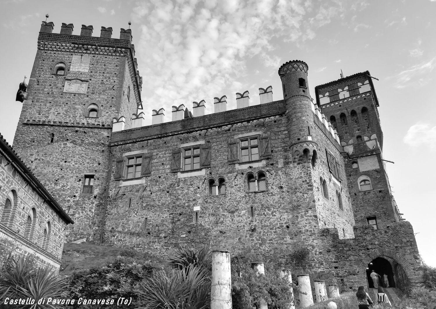Agli inizi, una cerchia di alte mura, poi una torre @ Castello di Pavone