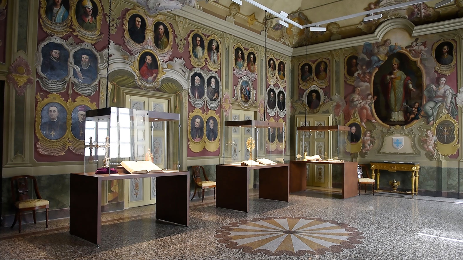Gli affreschi e i dipinti del palazzo @ Palazzo Vescovile