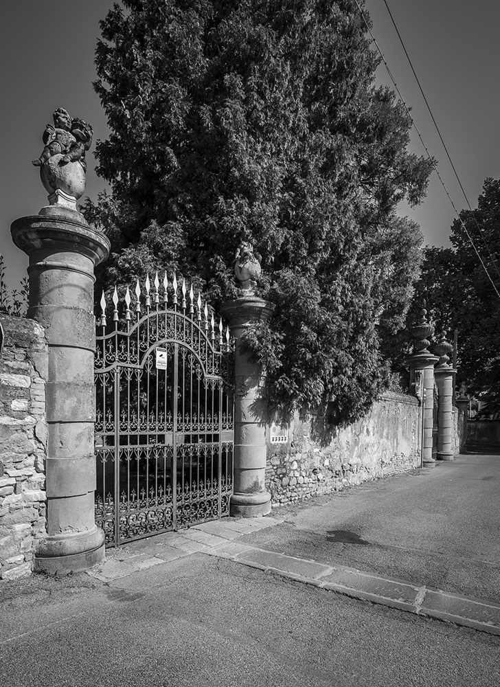 Il cancello incuriosisce come un buco di serratura @ Villa Zenobio-Albrizzi