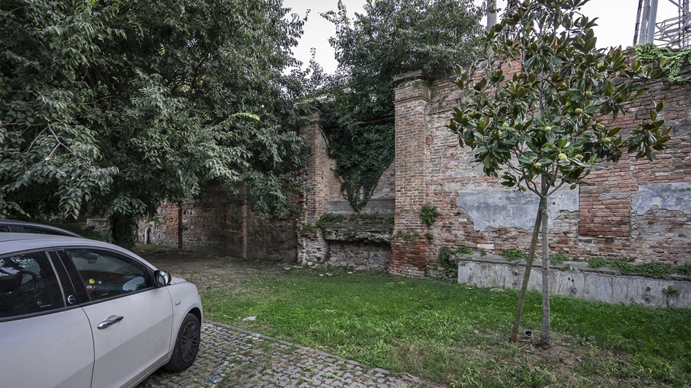 un ottimo reperto per gli archeologi dei muri @ Villa Pisani