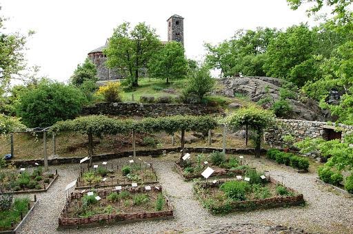 Il giardino medievale della chiesa @ Chiesa di Santo Stefano di Sessano