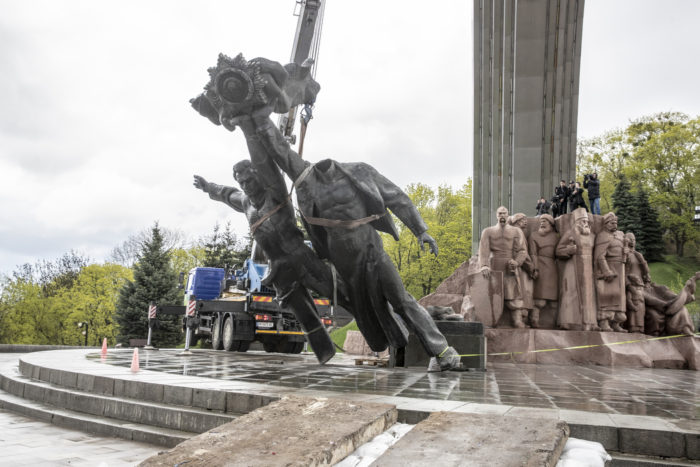 Smantellamento della statua (26.04.2022) @ Арка Свободи українського народу / Arco della libertà del popolo ucraino