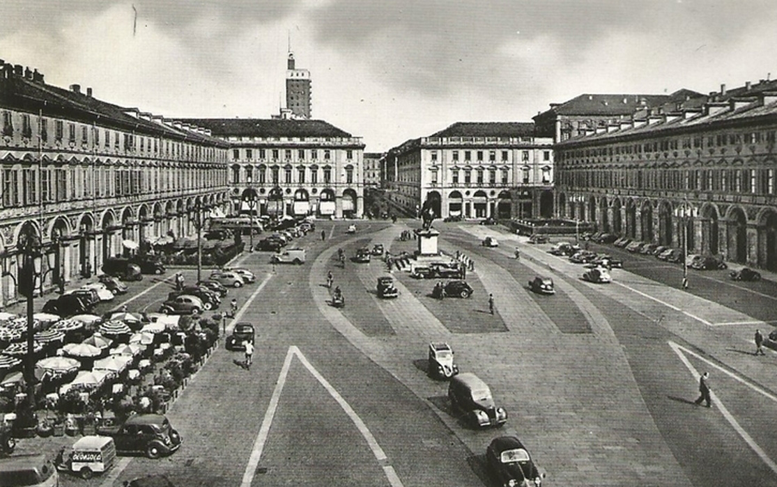 Traffico di auto nella piazza @ Piazza San Carlo