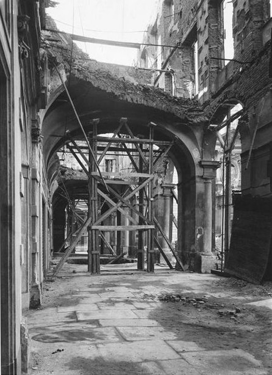 I portici dopo i bombardamenti, 1942 @ Piazza San Carlo