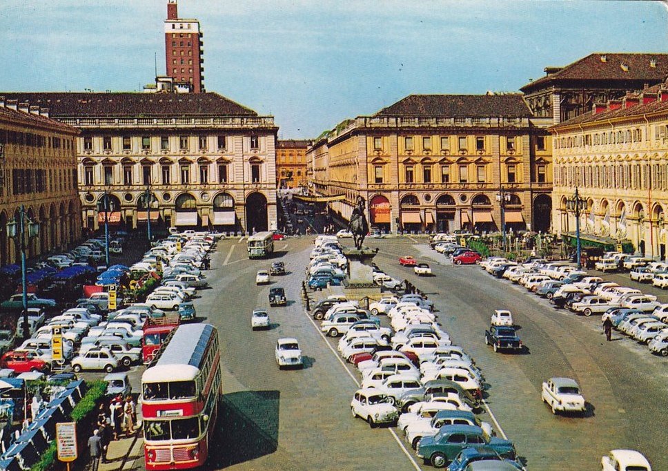 Auto e traffico nella piazza @ Piazza San Carlo