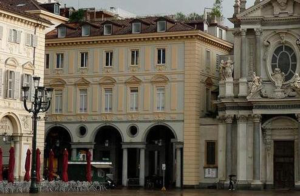 La ricostruzione degli anni '30 ripropone le colonne originali @ Piazza San Carlo