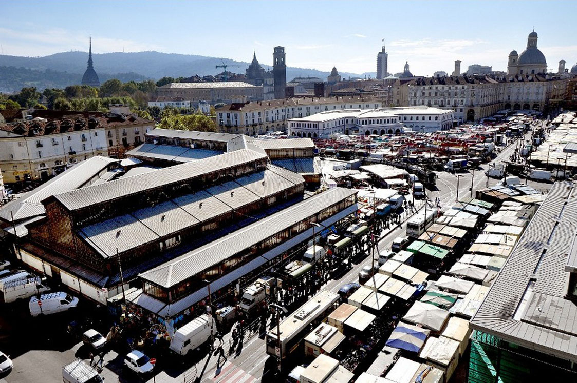 Market and urban skyline. @ Mercato di Porta Palazzo - Piazza Repubblica